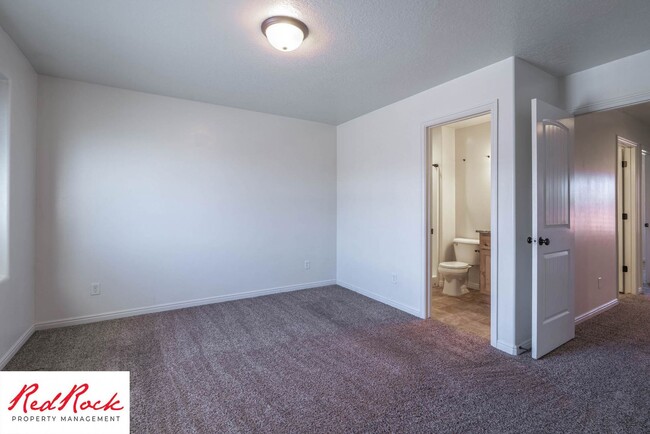 Building Photo - Pet Friendly! Spacious 4 Bedroom 3.5 Bathr...