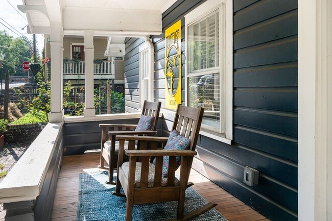 Building Photo - Beautifully Updated House - Awesome Montford Location