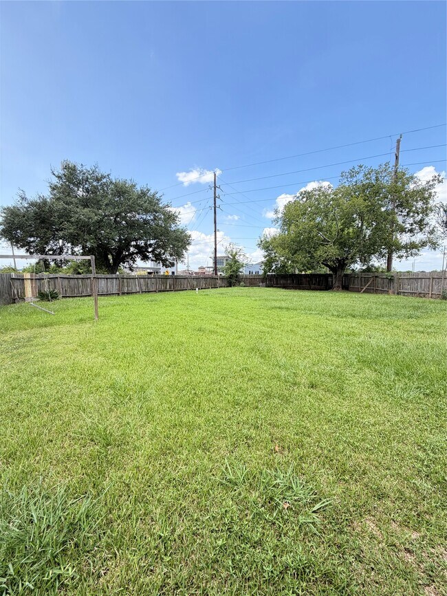 Building Photo - 7402 Alegria Dr