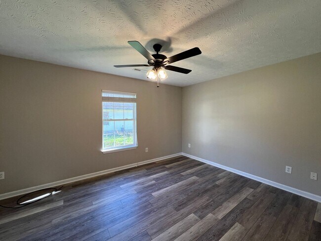 Building Photo - Super Cute 3/2 in Sevierville Close to everything!