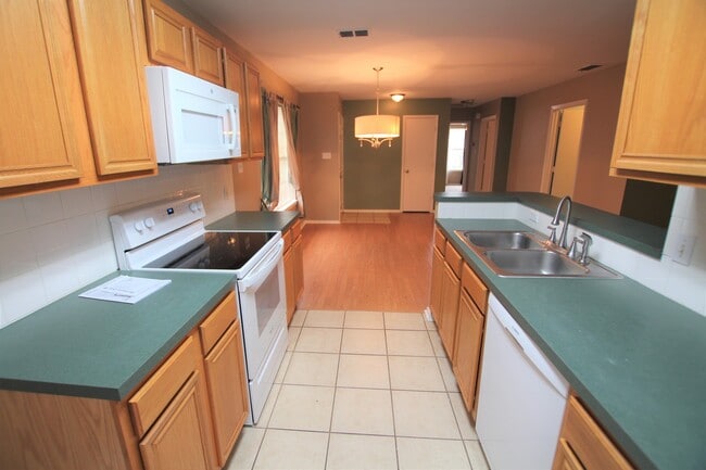 Building Photo - 447 Redbud Cir