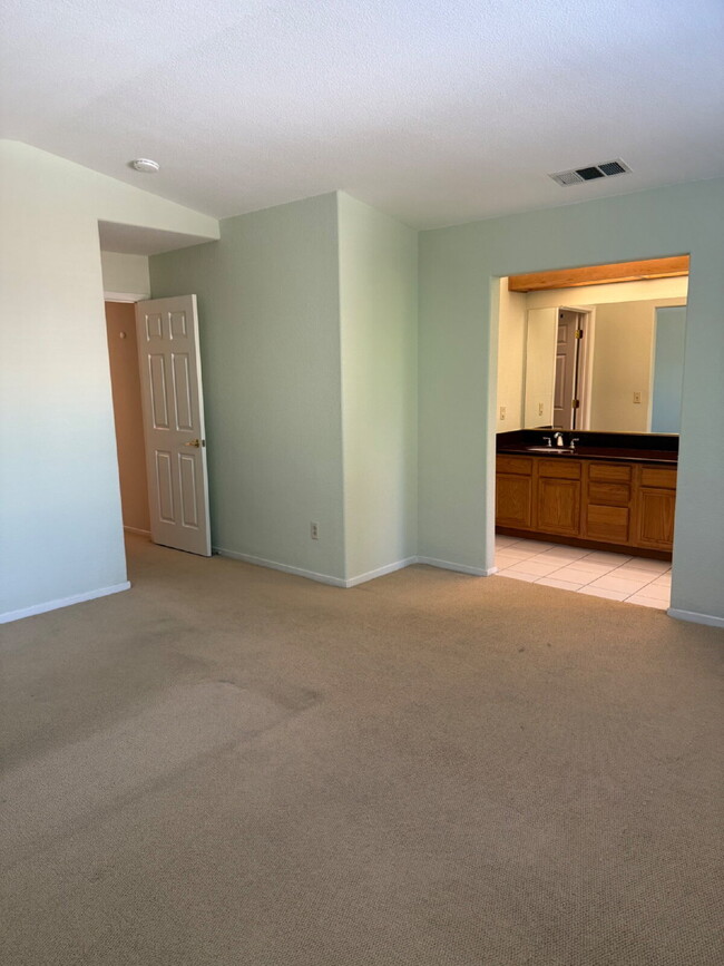 Building Photo - Charming 3 Bedroom 2.5 Bathroom Home in Pr...