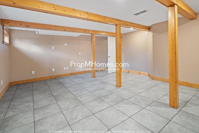 Building Photo - 5 Bedroom Charmer in Milwaukie! Close to C...