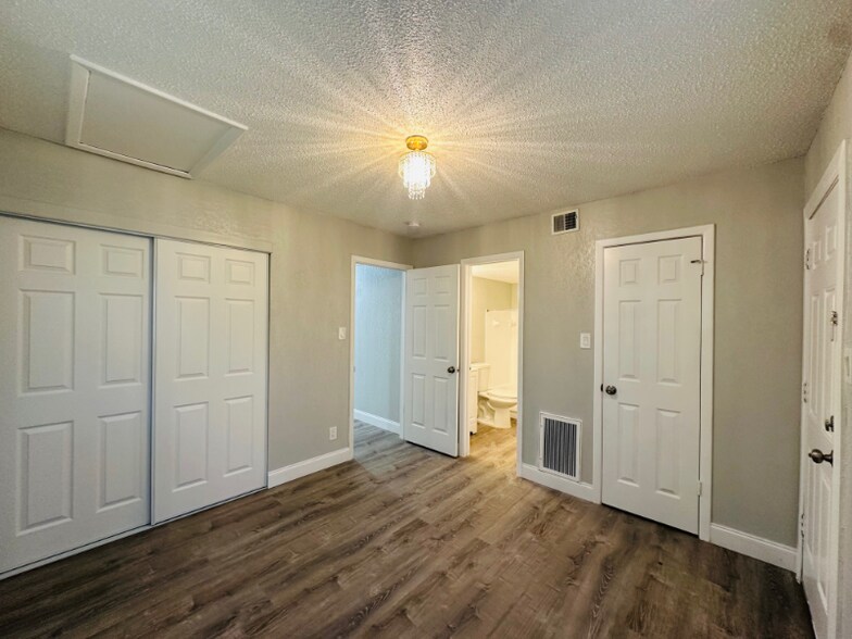 Building Photo - 618 93rd Ave N