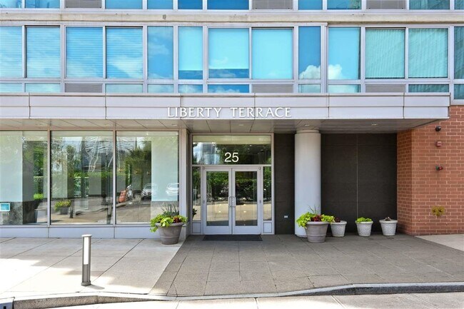 Building Photo - 25 Hudson St