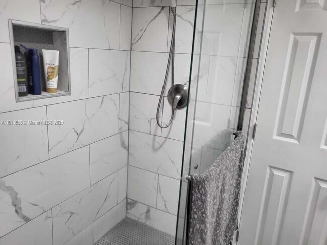 Building Photo - 960 N Franklin Ave