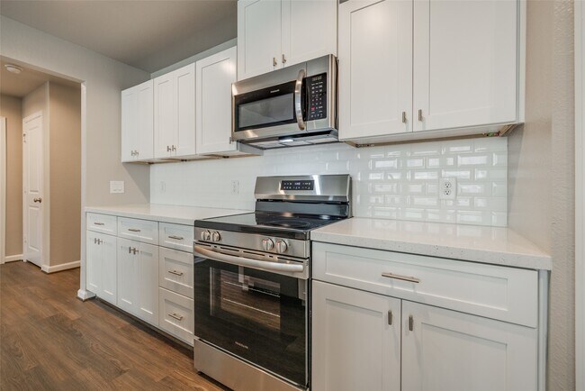 Building Photo - 221 Pk Pl Cir