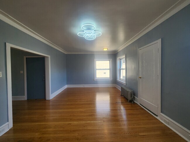 Building Photo - 1058 W Columbia Ave