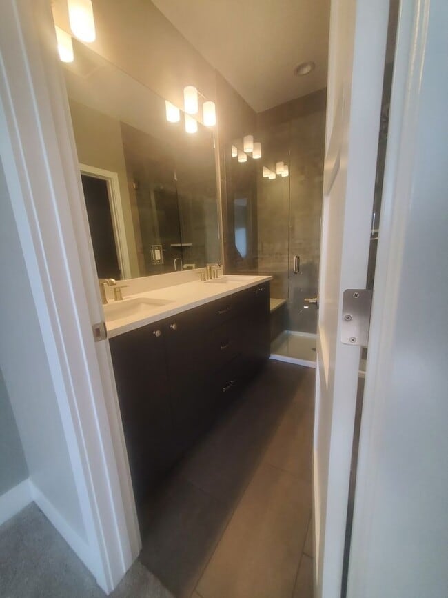 Building Photo - Beautiful and Updated 2BR Townhome With At...