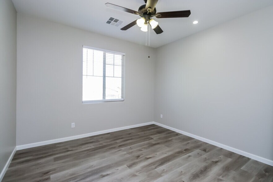 Building Photo - 545 E Navajo Trail