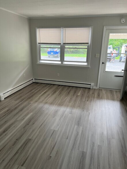 Bright living room - 22 Albany St