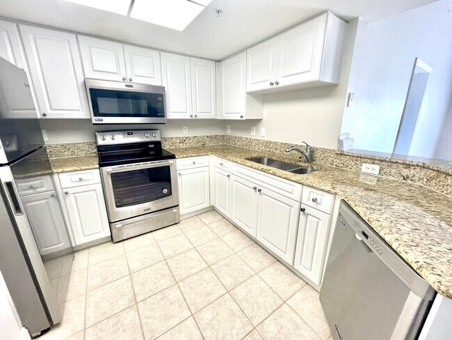 Building Photo - 1700 Crestwood Ct S