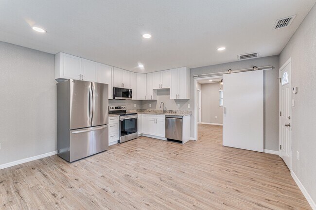 Primary Photo - 2613 W Cypress St