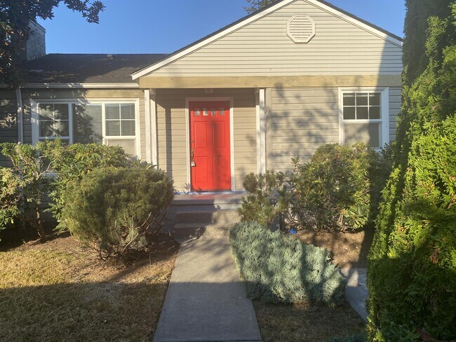 Building Photo - 5621 Fauntleroy Way SW