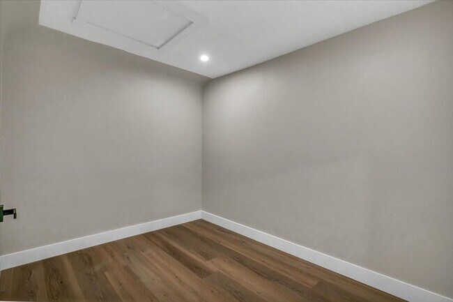 Building Photo - 525 Lamara Way NE