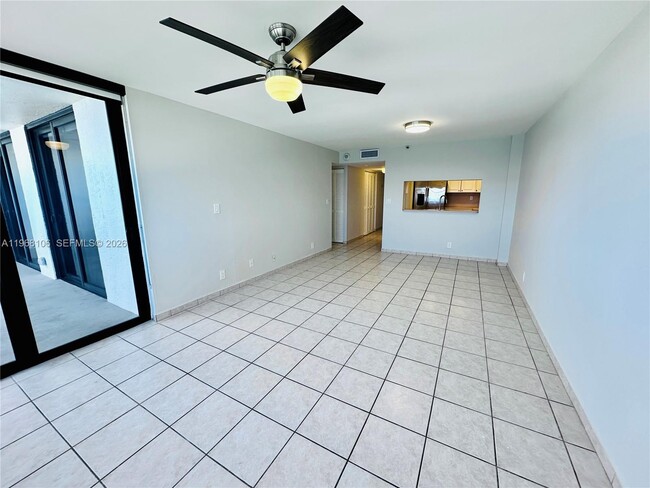 Building Photo - 2555 Collins Ave