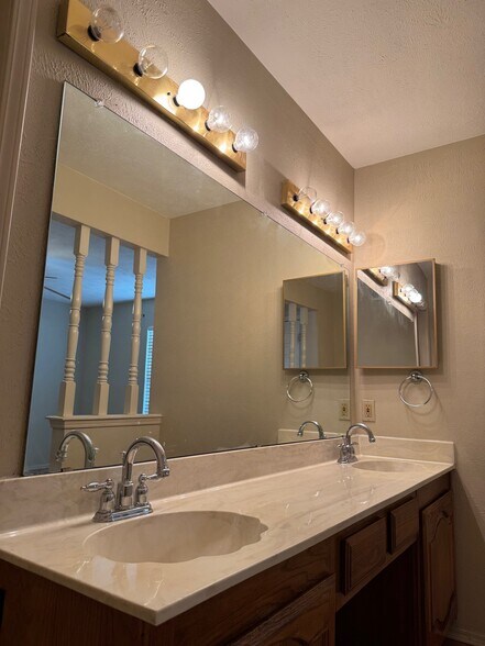 Building Photo - 503 Rosewood Ln