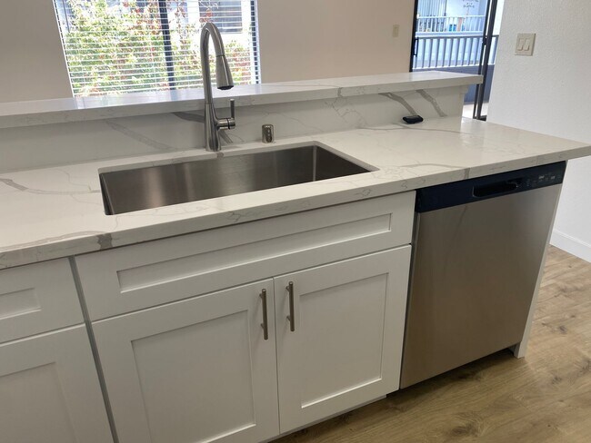 Building Photo - Move-In Special! Large 2BR Condo with GARAGE
