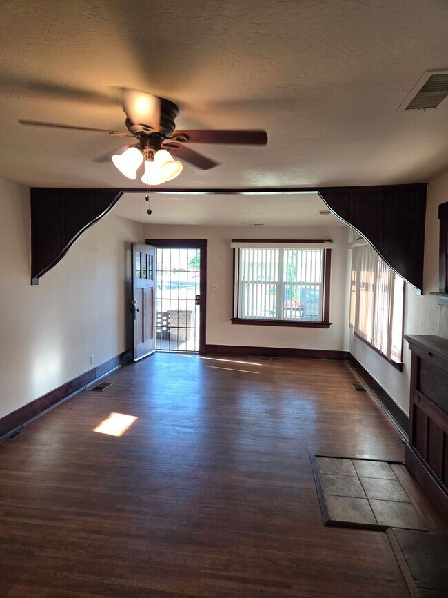 Building Photo - Two bedroom Charmer