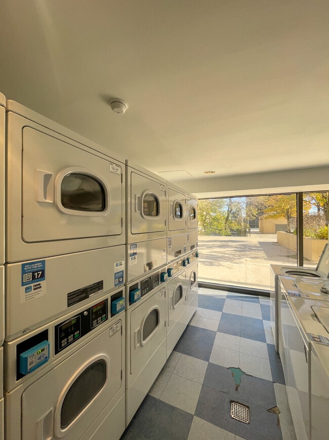 Building Photo - 4343 N Clarendon Ave