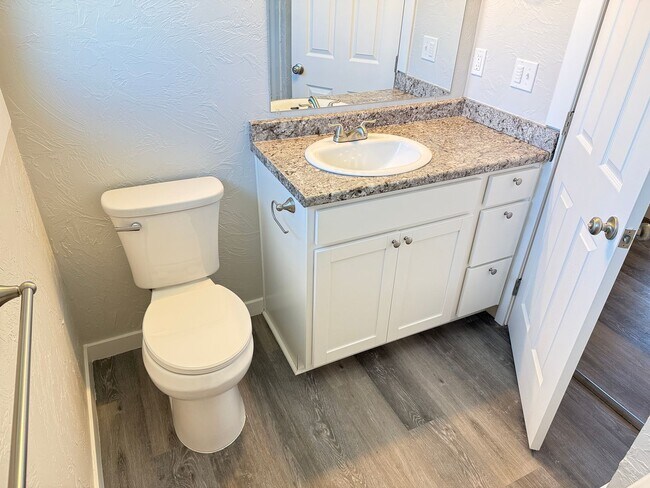 Building Photo - New 2 bed 1 1/2 bath duplex in Springfield!