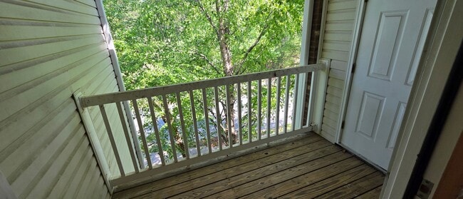 Building Photo - Great condo near Hanes Mall area, Clemmons and I40