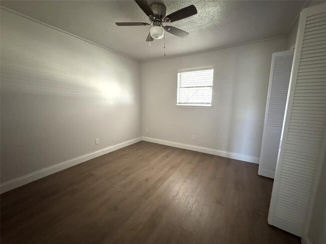 Building Photo - 1558 Lovers Ln
