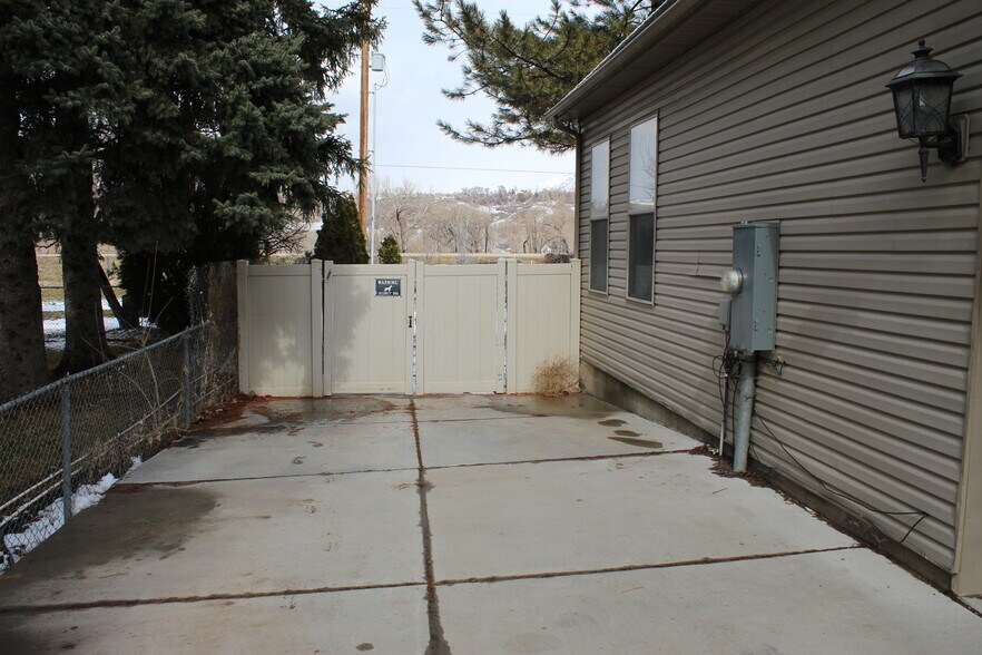 Building Photo - 1410 Canyon Dr