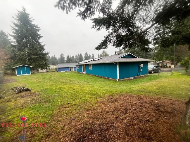 Building Photo - Remodeled rambler, no carpet, with HUGE fenced yard!!