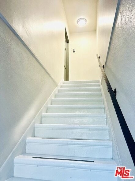 Building Photo - 2401 Beachwood Dr