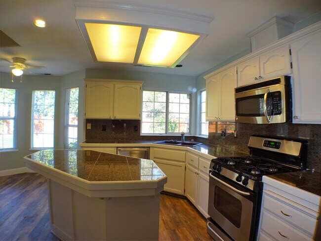 Building Photo - 612 W 6th Ave