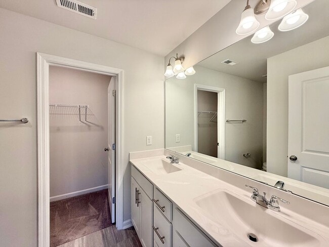 Building Photo - Stunning 3BD, 2.5BA Raleigh Townhome with ...