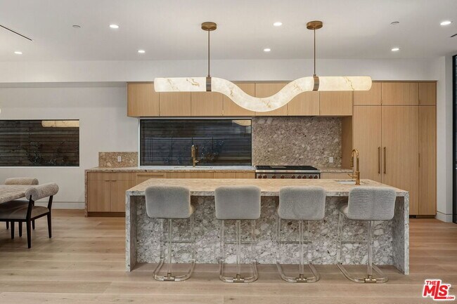 Building Photo - 738 Palms Blvd