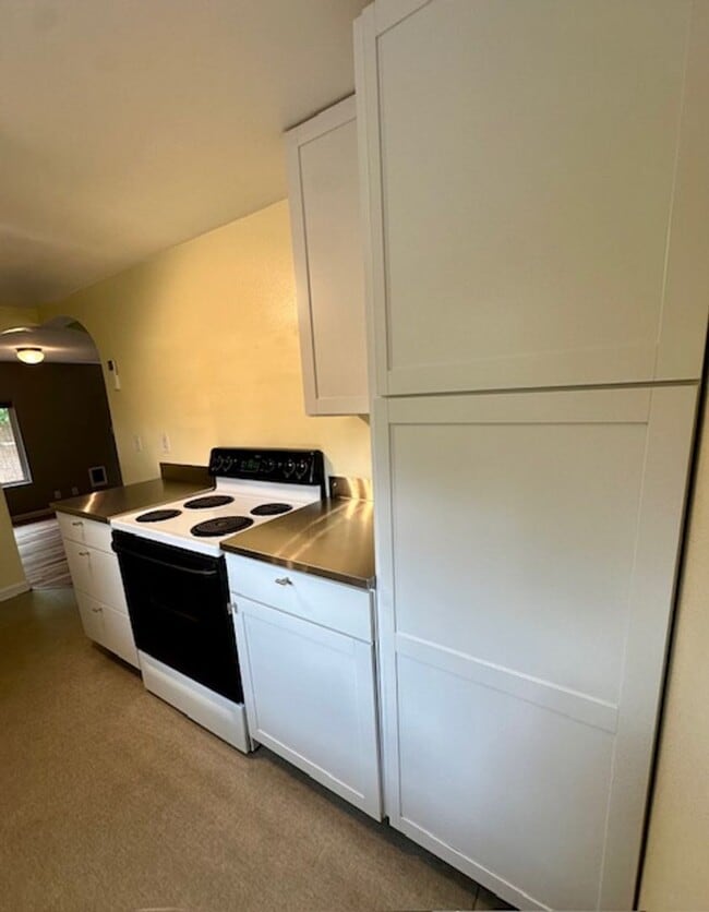 Building Photo - Great one bedroom unit in mid-town!  A mus...