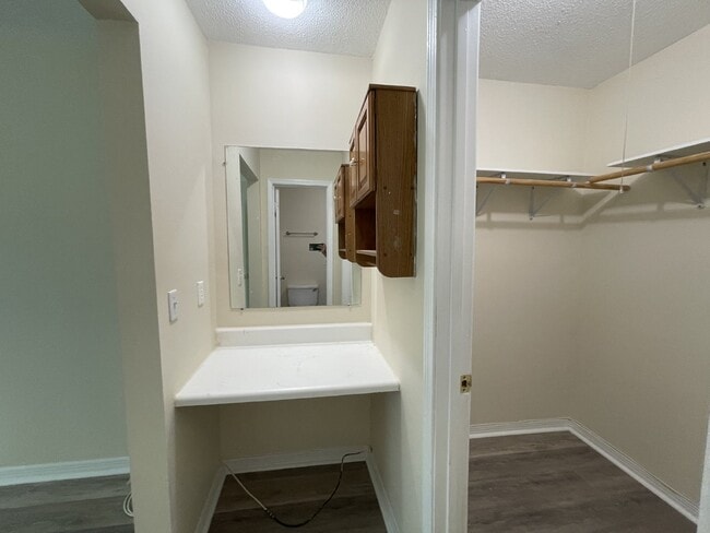 Building Photo - Town House For Rent