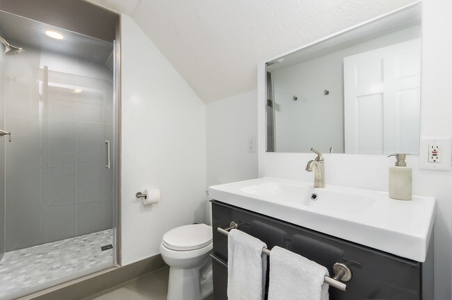 3rd Floor Bathroom - 1141 Summit St