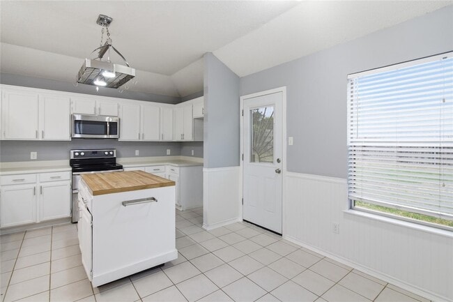 Building Photo - 120 Mule Deer Ct