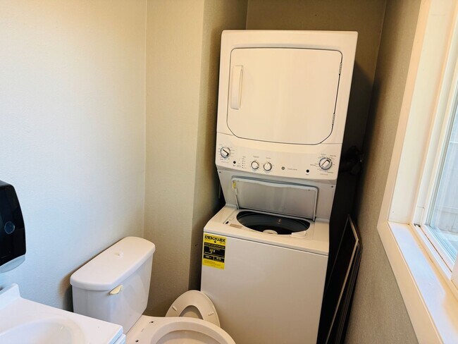 Building Photo - West End Location, Perfect for Daycare Cen...