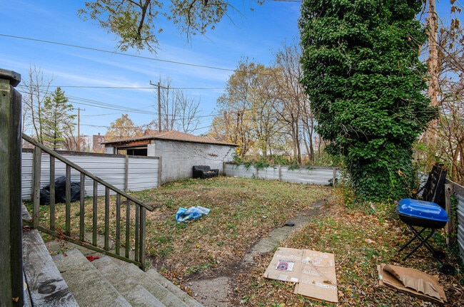 Building Photo - 593 Hague St