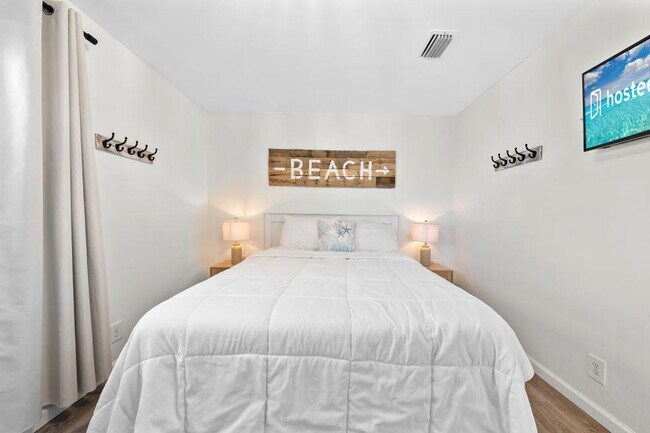 Building Photo - 1118 W Beach Blvd