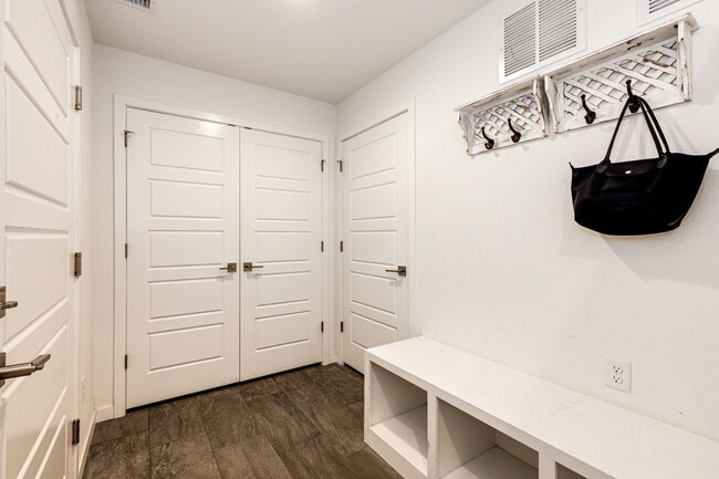 Building Photo - 8881 Southurst St