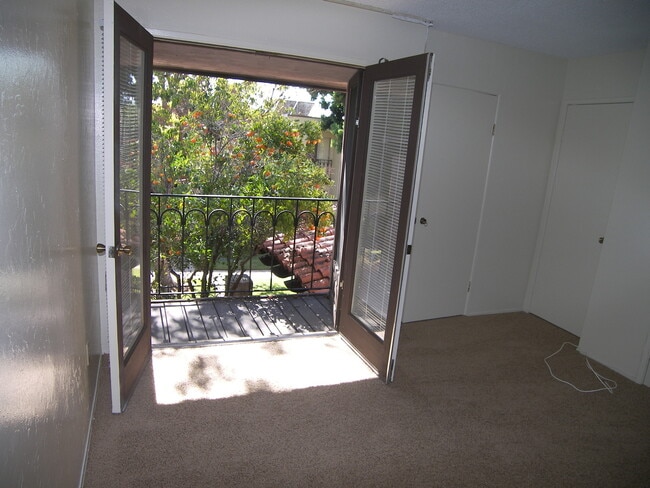 Building Photo - Townhome 3 bedroom 2 bath