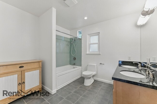 Building Photo - 6845 Thornhill Dr