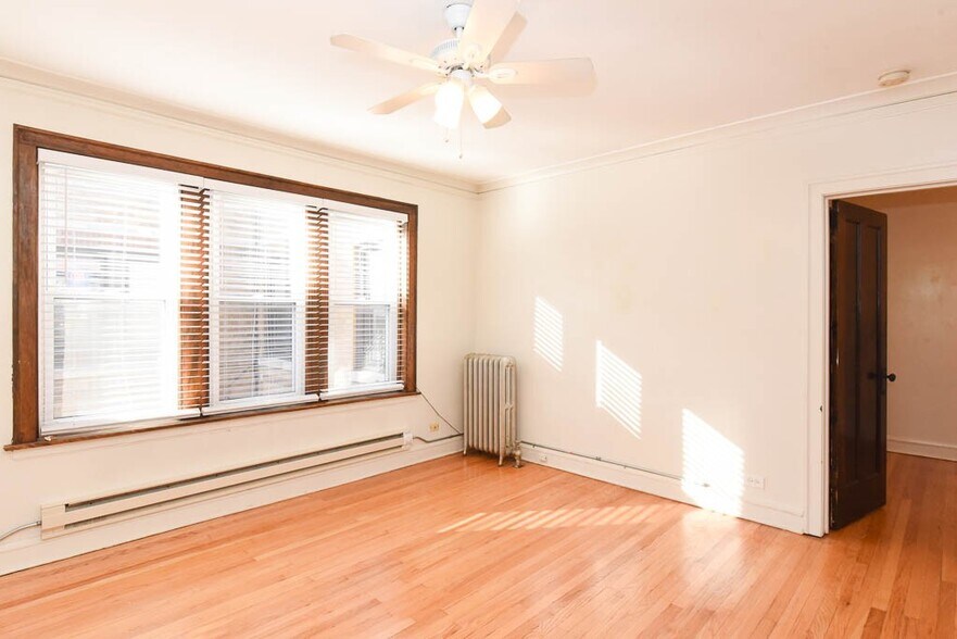 Building Photo - 1421 W Hutchinson St