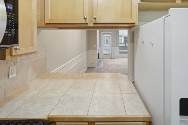 Building Photo - Modern Bellevue Townhome with Great Finishes