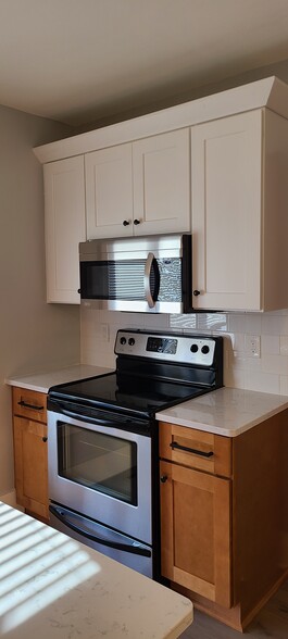 Kitchen Range - 3352 S Schauer Ave