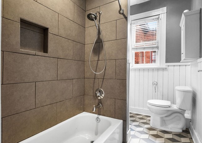 Building Photo - FAN DISTRICT HOME WITH 3 BEDROOMS AND 3 FULL BATHS