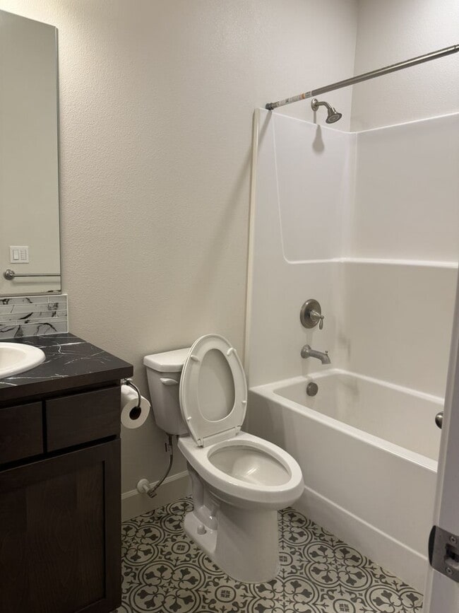 Building Photo - Lovely Open concept Low Maintenance