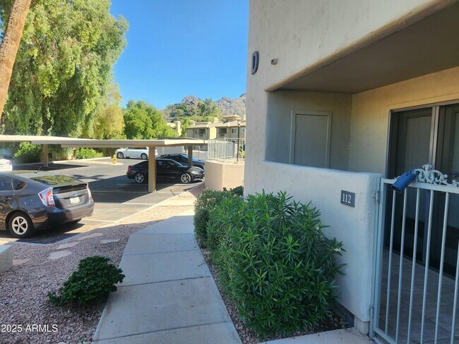 Building Photo - 1820 E Morten Ave