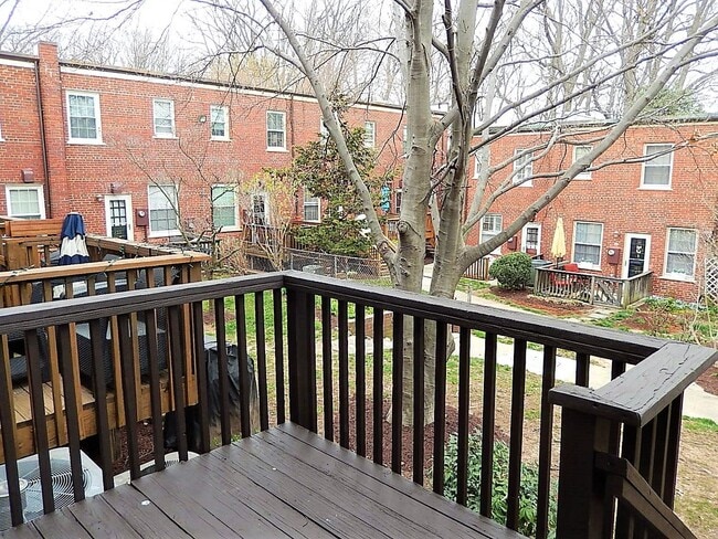 Building Photo - Charming 1 Bed 1 Bath Townhome Style Condo In Historic Arlington Village